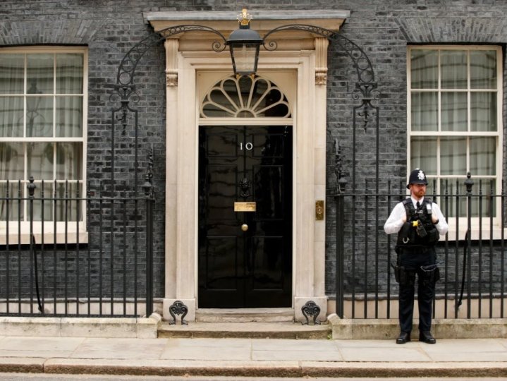 英國首相府外大閘遭私家車直撞　涉事司機被捕 