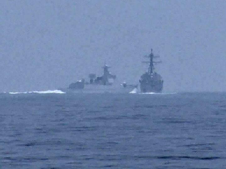 加美軍艦在台灣海峽與中國軍艦相遇