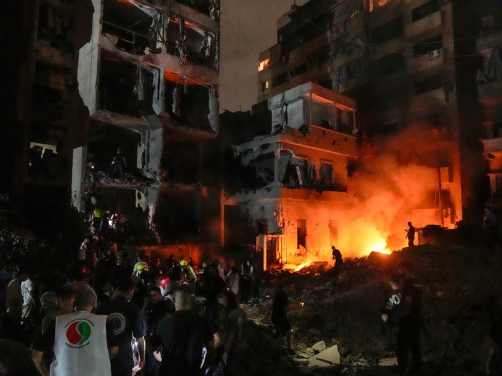 中東局勢持續緊張黎巴嫩首都貝魯特多處人口稠密地區晚上中彈冒出火光及濃煙