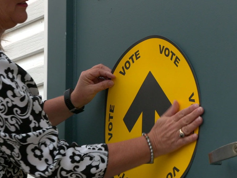 Featured News-2025聯邦大選︱綠黨黨領Elizabeth May在Saanich-Gulf Island選區勝出當選