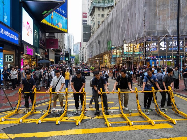 香港警方晚上在銅鑼灣及維園一帶加強巡邏多輛警車在場現場所見有途人被截查身份證亦有人被帶上警車