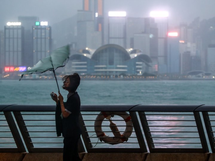 韋帕襲港︱香港天文台預告 當地周日凌晨12時20分改掛8號風球1752963778