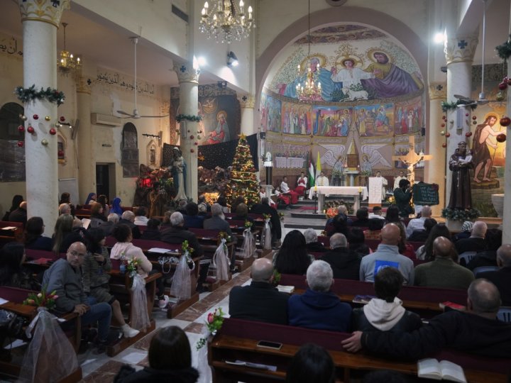 成千上萬的人在平安夜湧向伯利恆的馬槽廣場1766605998