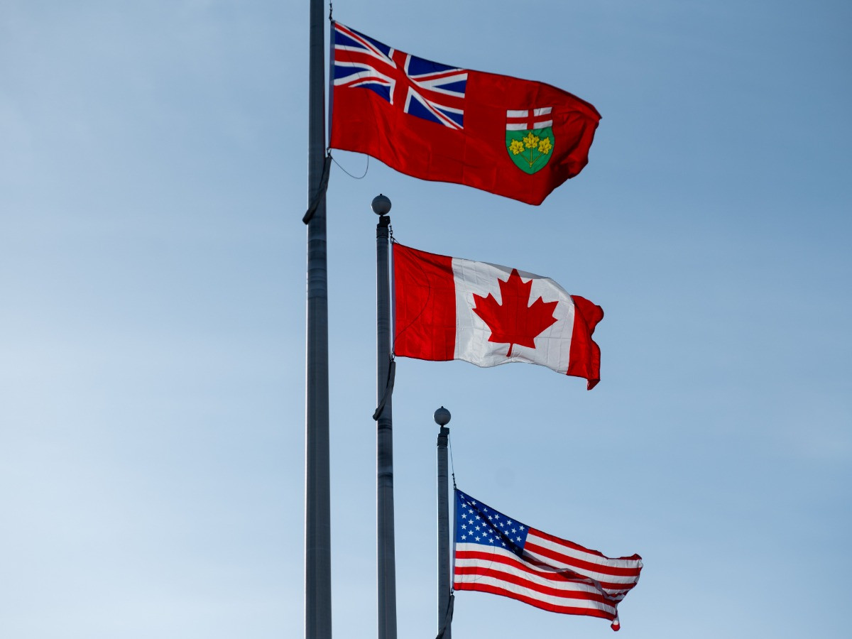 Featured News-加拿大統計局說去年11月加拿大人由美國返回加拿大的訪客人數比去年同期減少23.6%而美國居民前往加拿大的訪客人數亦下降