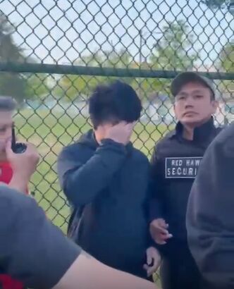 涉事司機（掩面）事後被多人包圍。