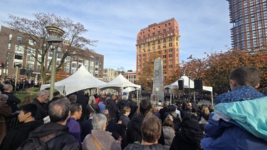 溫哥華市中心勝利廣場今日舉行國殤日紀錄儀式。(聽眾提供圖片)