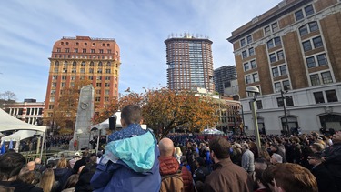 溫哥華市中心勝利廣場今日舉行國殤日紀錄儀式。(聽眾提供圖片)