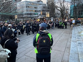 悼念會於週日在溫哥華藝術館外的空地舉行,有二百至三百人岀席。 悼念會於週日在溫哥華藝術館外的空地舉行,有二百至三百人岀席。