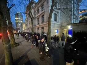 百多人排隊等候獻花。 百多人排隊等候獻花。