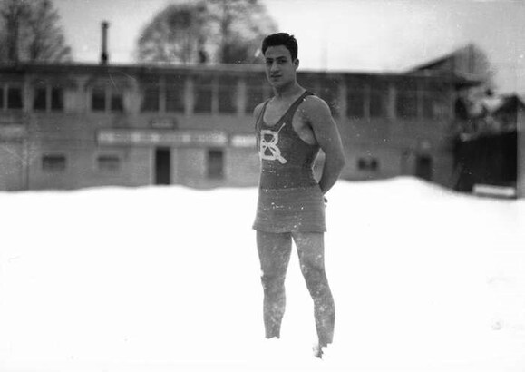 1920年，希臘移民Peter Pantages與9名游泳者以獨特的方式慶祝新年，在冰冷天氣下到英吉利灣暢泳。(Stuart Thomson/Vancouver Archives)