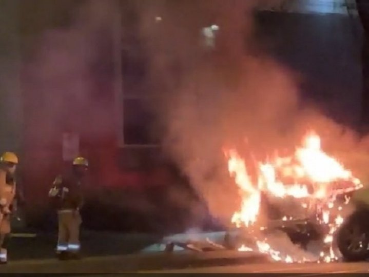 懷疑飄移四驅車與警車相撞後焚燒 16歲司機被捕
