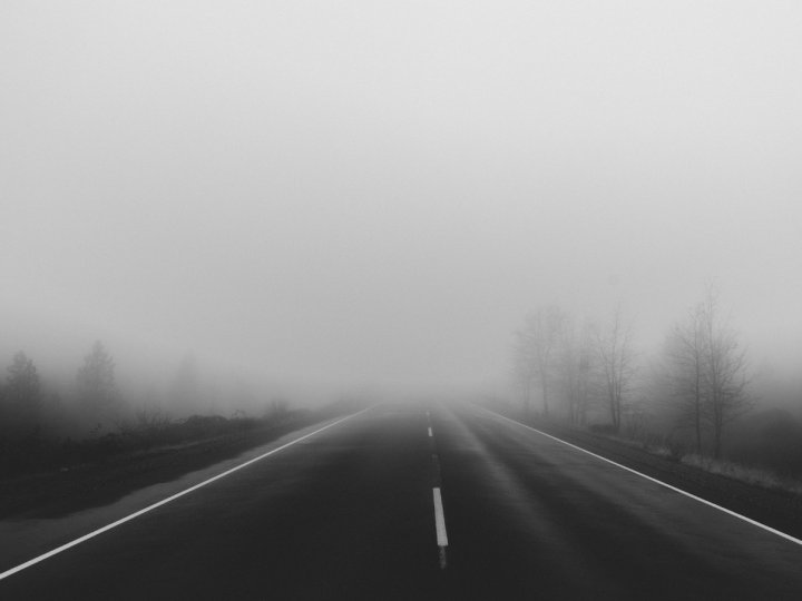 環境部向大溫地區發出濃霧警示提醒駕駛者要小心