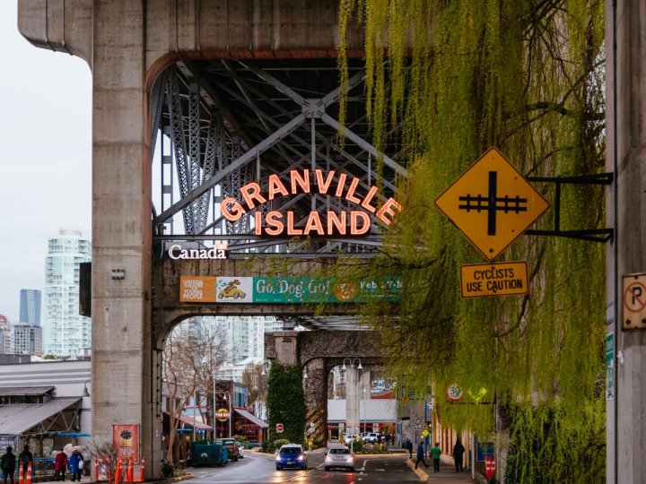 溫哥華Granville Island 總經理Tom Lancaster促請溫市政府在Granville街橋安裝圍欄防止有人由橋上高空擲物