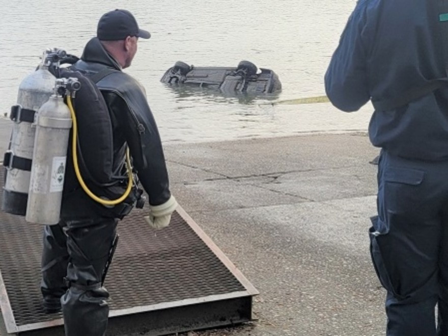 大溫地區皇家騎警說他們調查在菲沙河水中發現1架車的案件時在水中發現另外幾架車