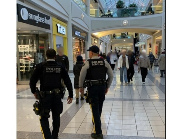 少年防熊噴霧劫Metrotown商場店舖