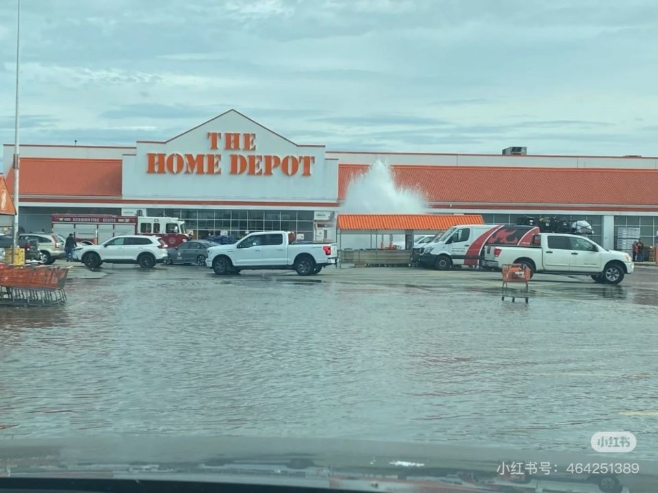 Featured News-列市Home Depot停車場消防栓爆裂導致輕微水浸