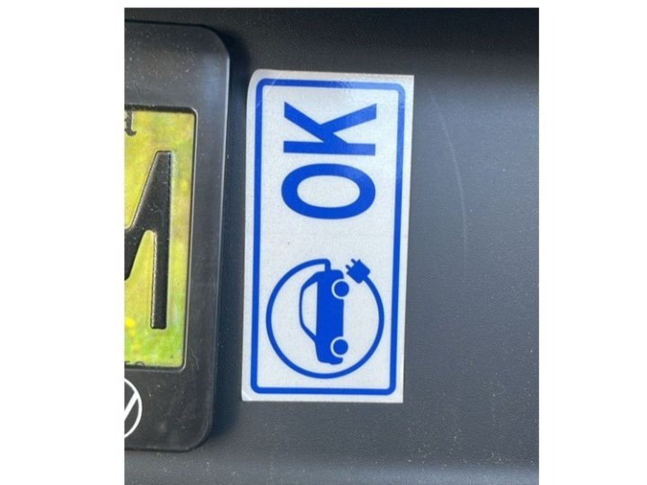 Featured News-下月15日起 電動車使用HOV線無須展示「OK」貼紙  有電動車司機對此歡迎