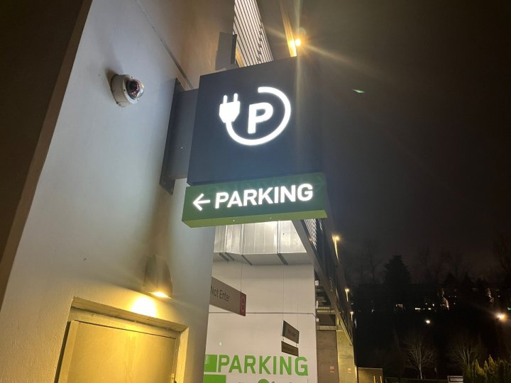 Richmond Centre裝設逾千電動車充電器  成全國最大住宅電充項目