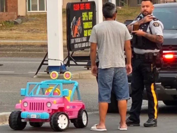 男子駕駛兒童Barbie電動塑膠吉普車被控