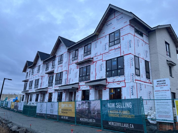 大溫地產局說溫哥華地區上月售出房屋數量與去年同期相比減少14.3%而屋價中位數就跌3.4%