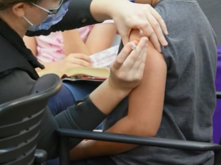 代表BC超過67,000名醫護人員的談判代表與僱主達成1項為期4年的初步協議期間醫護人員每年加薪3%