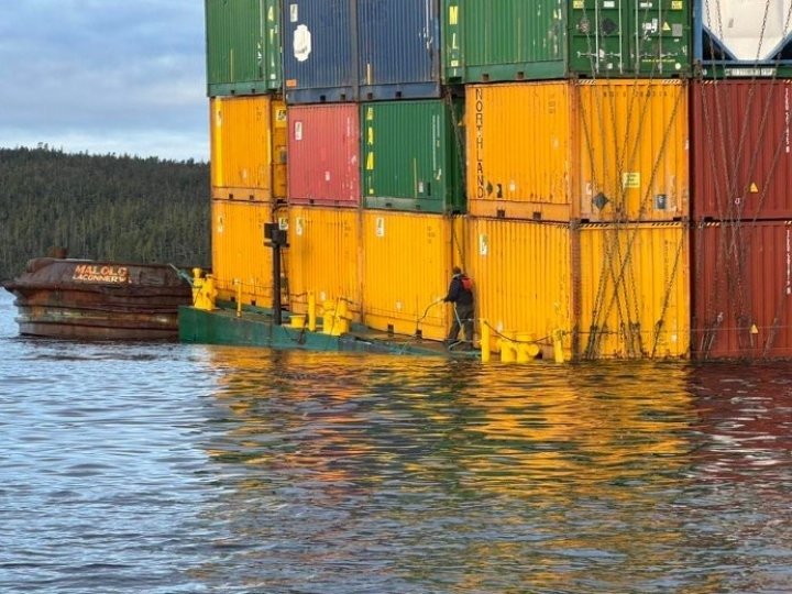 載有逾200貨櫃駁船入水意外  現場已有第二艘拖船到達