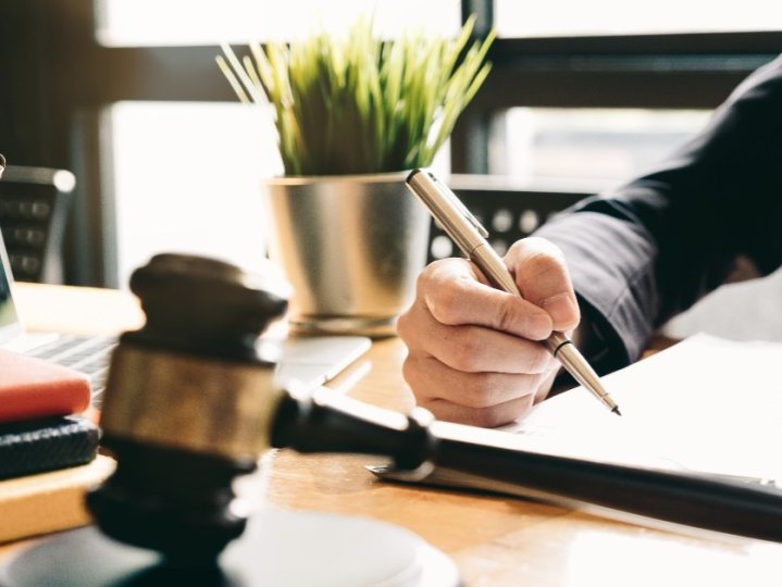 兩大地產經紀公司涉嚴重失當　牌照遭緊急暫停