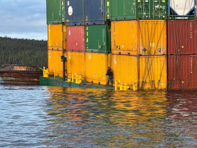 Featured News-BC中部沿岸傾斜躉船部分貨櫃已轉移　海域暫無污染