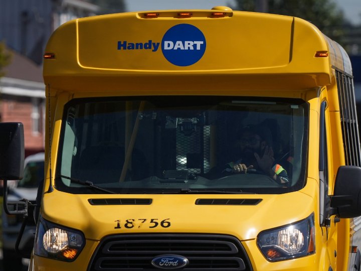 運輸聯線董事委員會今早討論應否繼續沿用目前方案將HandyDART外判私人公司抑或收回營運權