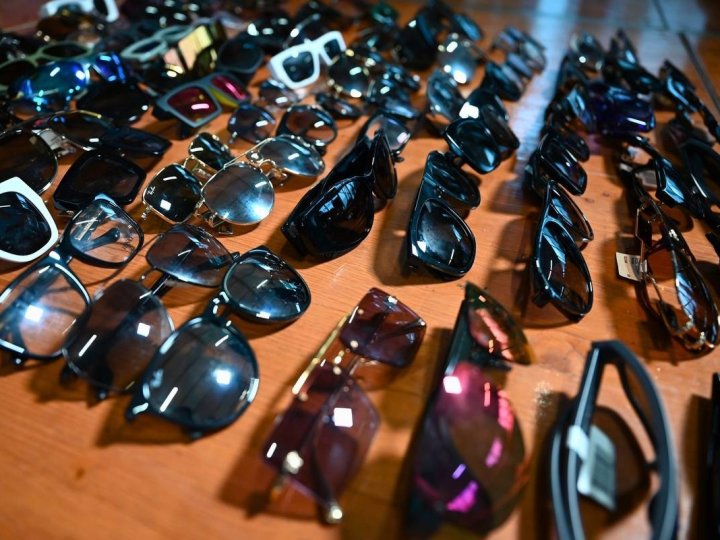 本那比警調查案件意外檢數萬元被盜眼鏡