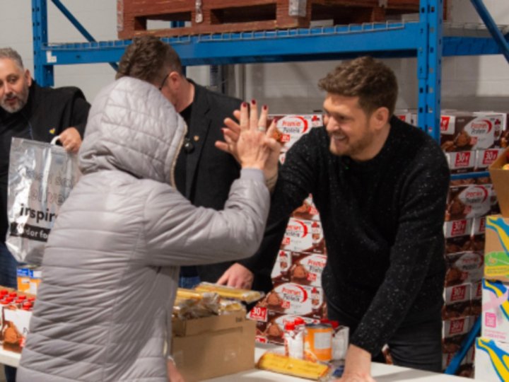 Michael Bublé 現身大溫食物銀行 擔任義工傳遞聖誕溫暖