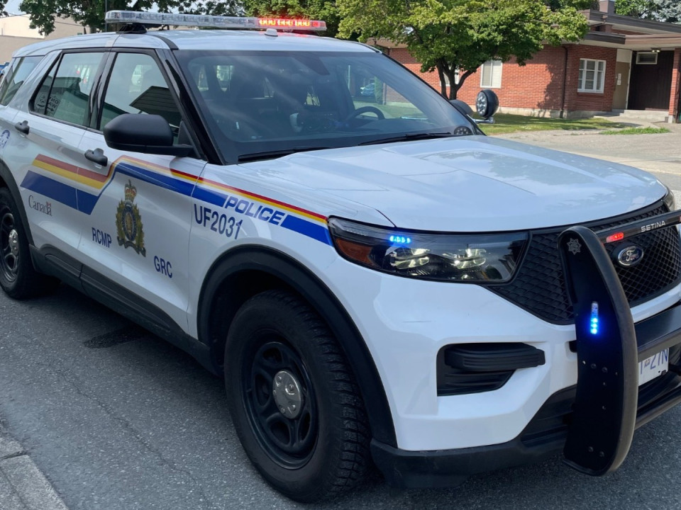 Featured News-兩警蘭里試圖攔截車輛時遭撞擊未有受傷 涉案車輛逃去