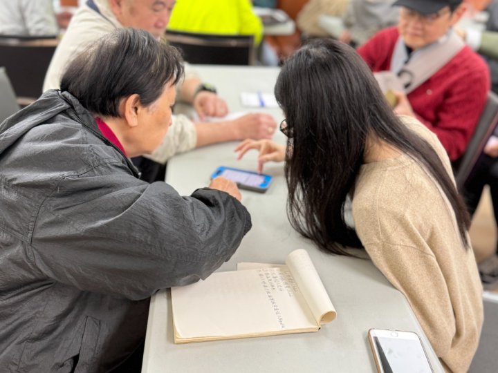 大溫青年辦興趣班 助長者學電子器材