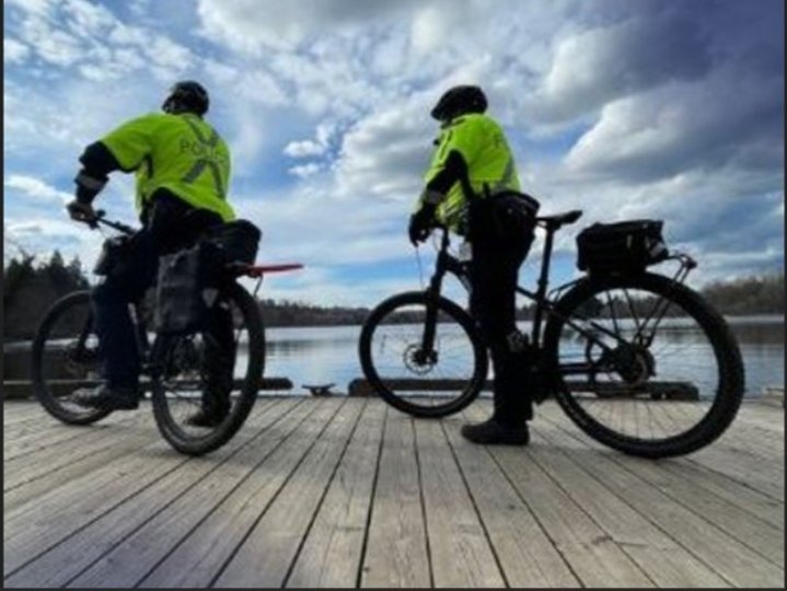 1名男子被控在大溫地區1間咖啡館內經營非法賭博場所他承認較輕的控罪被判罰款$10,000