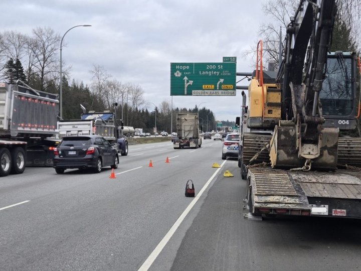 素里一架貨車載挖土機撞天橋 橋體明顯損毀