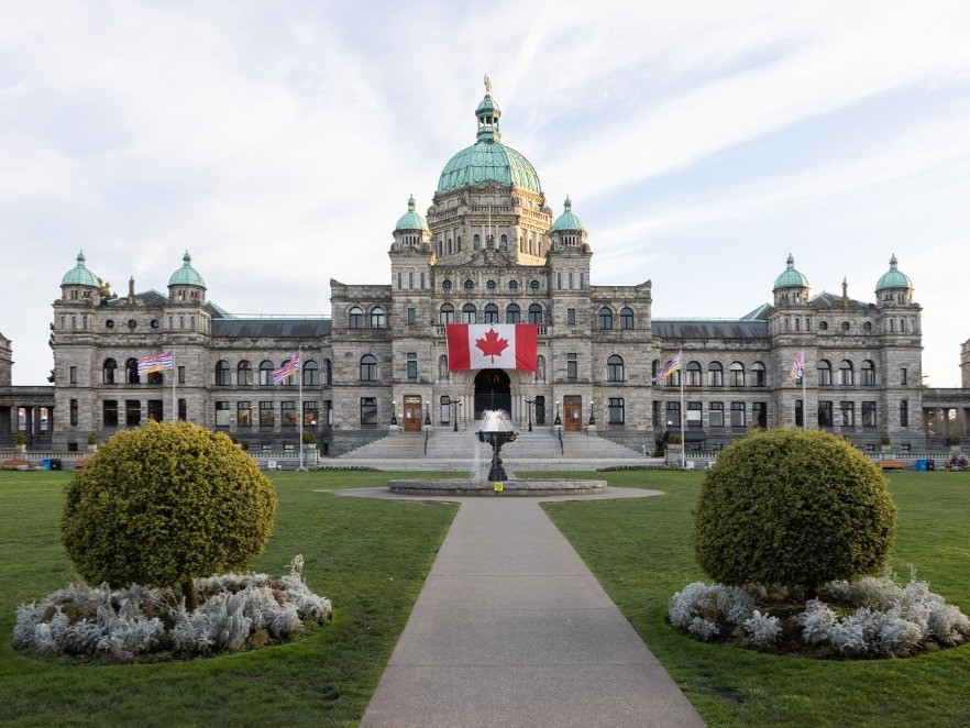 Featured News-溫哥華島Port Alberni Orange橋第3次被破壞有人在''每名兒童都很重要''的標語上噴塗納粹標誌