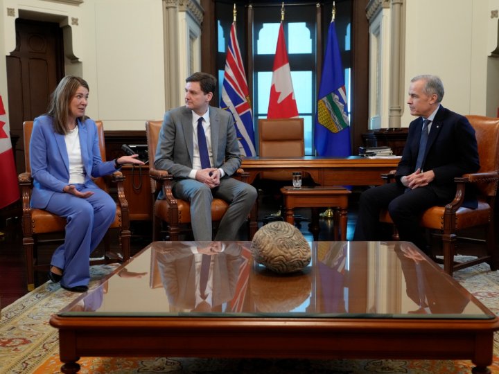 總理卡尼、卑詩省長尹大衛及亞省省長戴思敏三人會談  稱願意繼續溝通輸油管項目