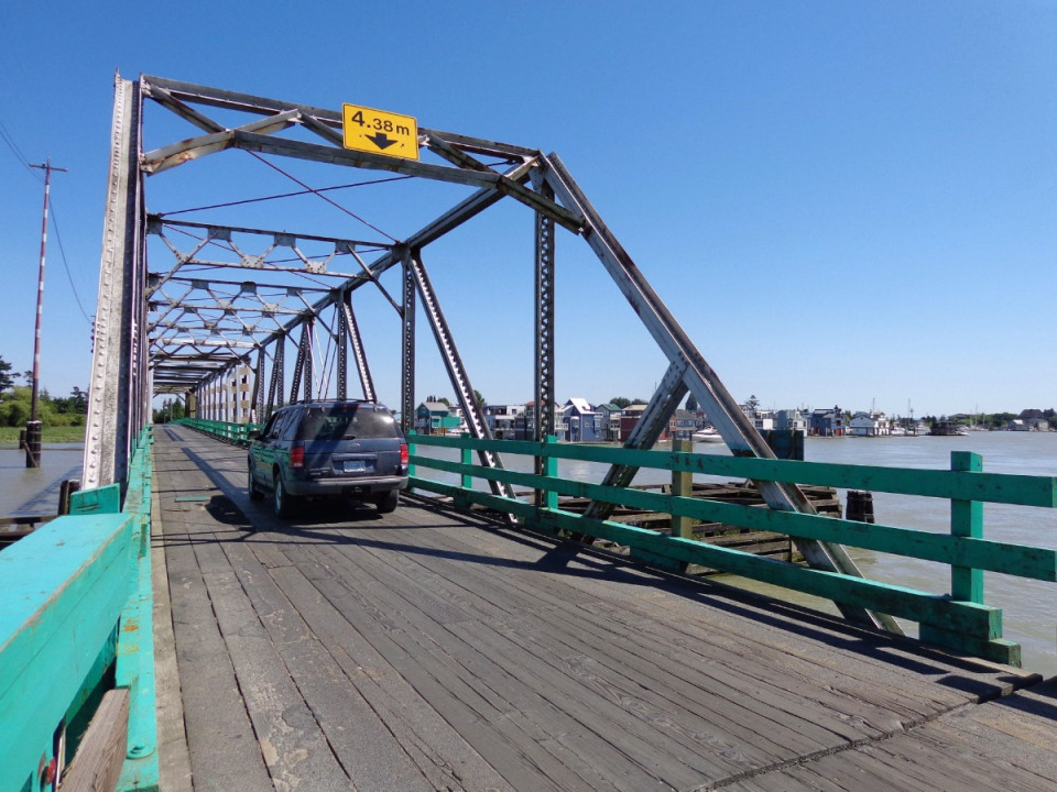 Featured News-大溫地區Westham島通往外界的唯一橋樑在2星期前被1艘拖船撞擊後島上居民與大溫本土的交通中斷車輛無法通行至今居民的生活正逐漸恢復正常