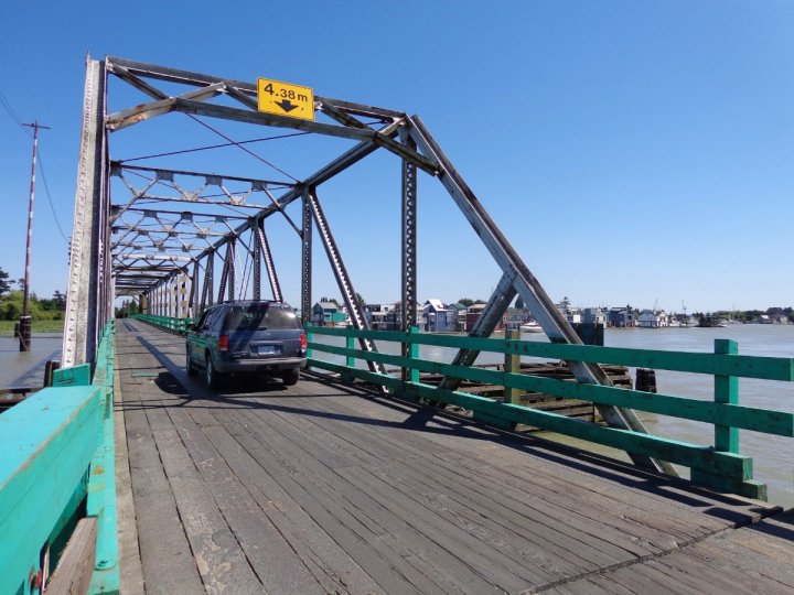 大溫地區Westham島通往外界的唯一橋樑在2星期前被1艘拖船撞擊後島上居民與大溫本土的交通中斷車輛無法通行至今居民的生活正逐漸恢復正常