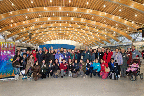 由加拿大中文電台及中僑互助會合辦的「冬奧滑冰場參觀團」在場館內大合照。