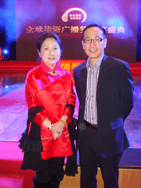 兩位華語廣播界舉足輕重的人物，袁韻婕女士（左）及李方（右）相識多年，各為理想而奮鬥，現分別成為台灣廣播南覇天KISS Radio總裁及加拿大中文電台總裁，好友相聚，無所不談。