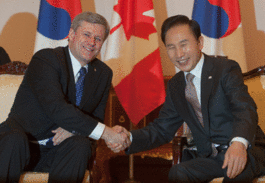 哈珀與南韓總統李明博會面。