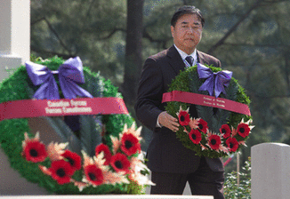 緬省省督李紹麟飛至香港出席紀念活動,並於儀式中獻花.