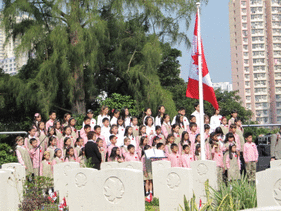 加拿大國際學校合唱團於儀式中唱和.