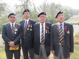 一批當年參與抗日的華籍英兵到儀式向殉職軍人致敬.
