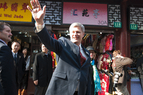 哈珀上海行於街向市民揮手.