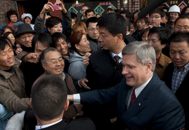 上海大批民眾爭相向哈珀握手.