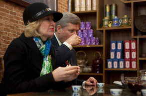 哈珀與夫人特意到茶莊品茗中國茶,並購買茶葉孝敬母親.