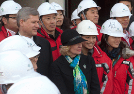 總理夫人到加拿大館與工程人員合照留念以作鼓勵.