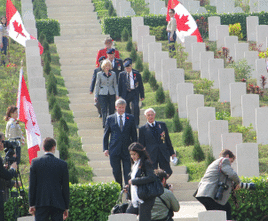總理哈珀踏進西灣軍人墳場,進行悼念64年前於香港對抗日軍殉職加軍儀式.